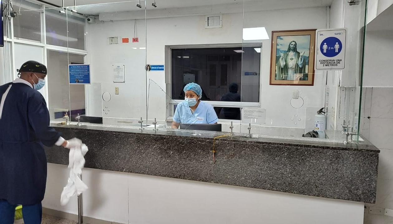 Un médico y una enfermera de la Clínica Madre Bernarda, minutos después del ataque violento por parte de un paciente herido.