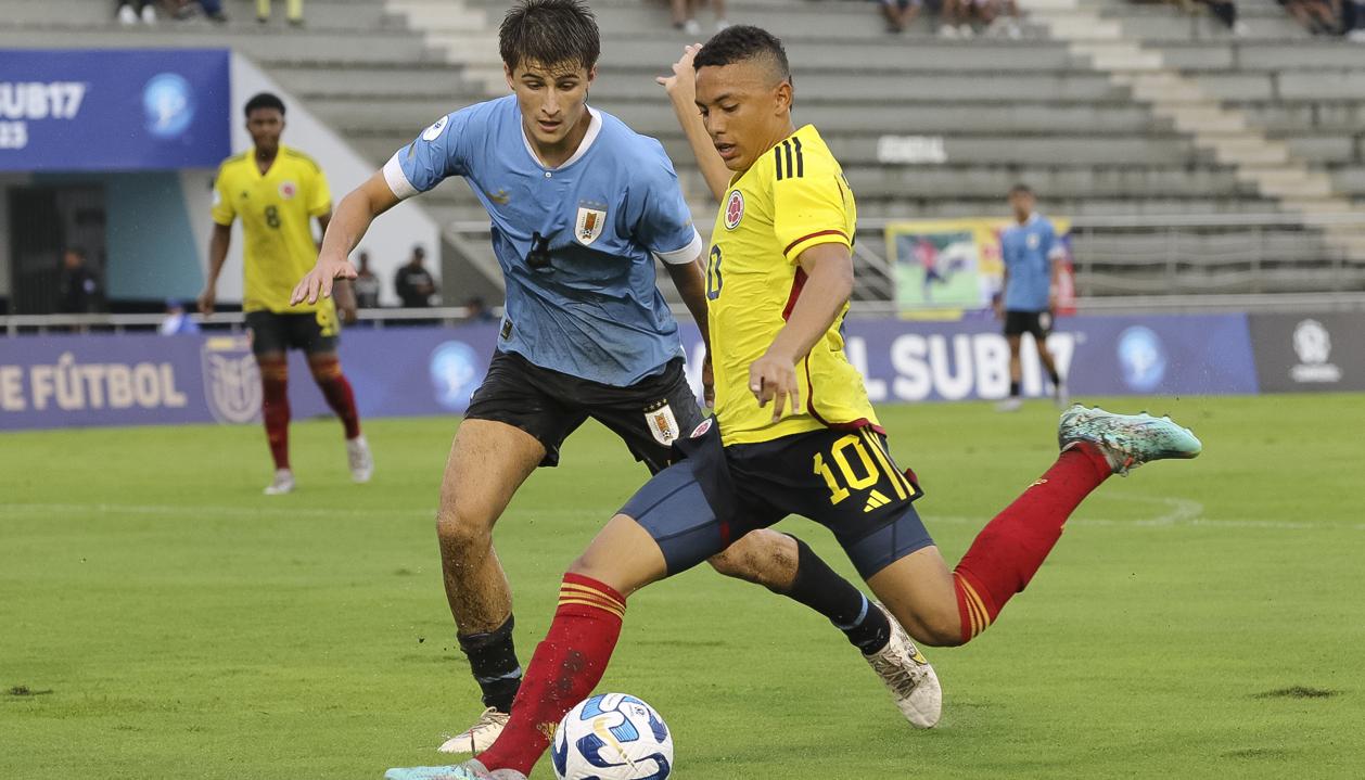 Jordan Barrera, jugador del Junior, alista remate hacia la portería uruguaya. 