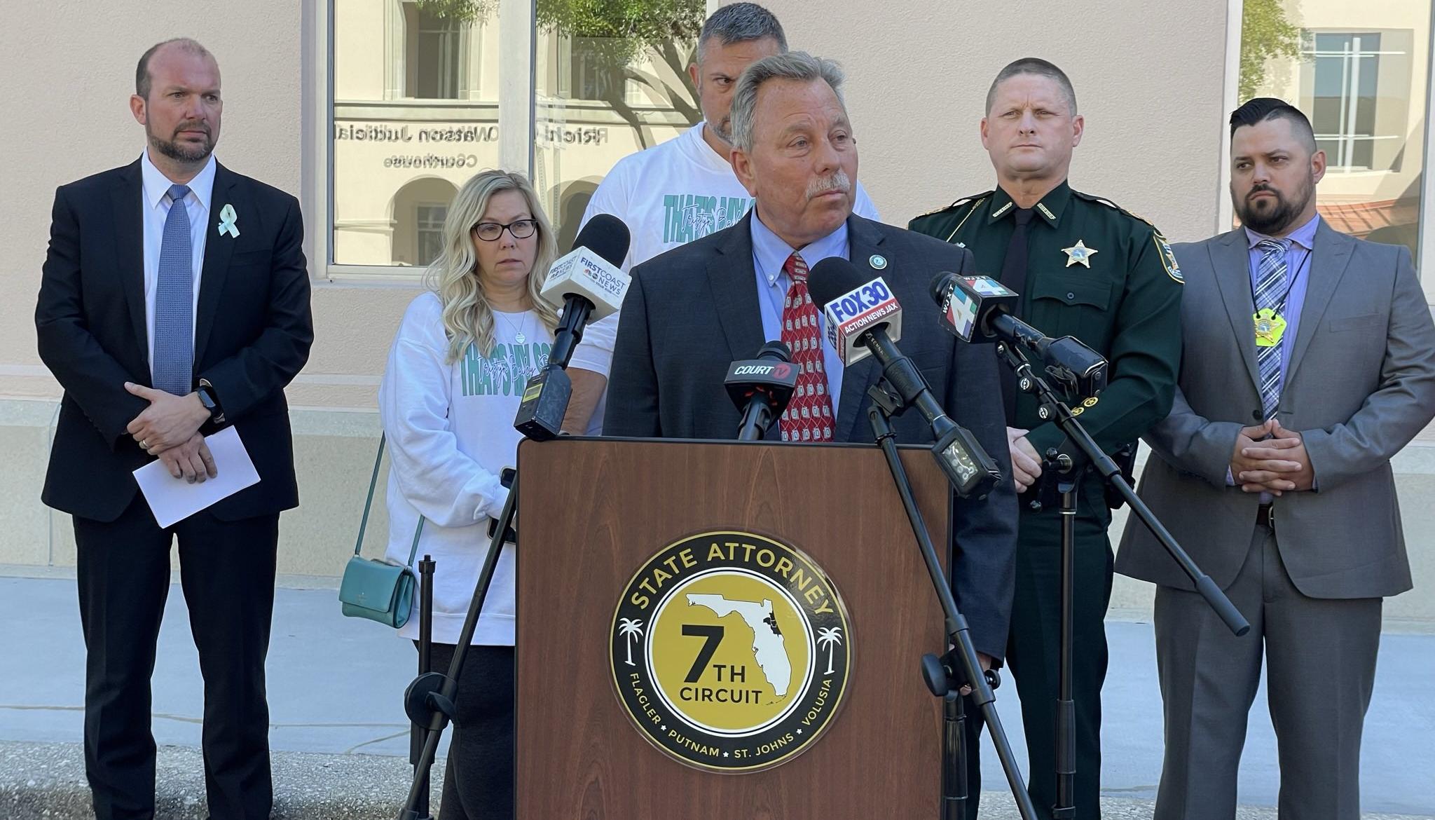 El juez R. Lee Smith en la rueda de prensa sobre la sentencia contra el adolescente Aiden Fucci.