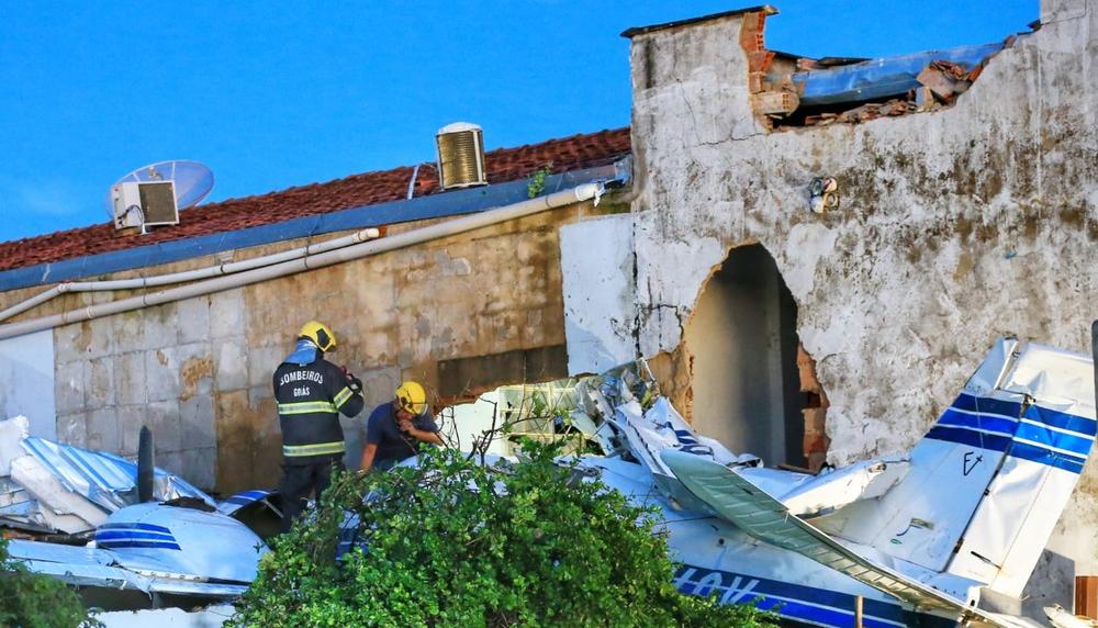 La aeronave, de matrícula PT-VQV, que chocó contra una azotea