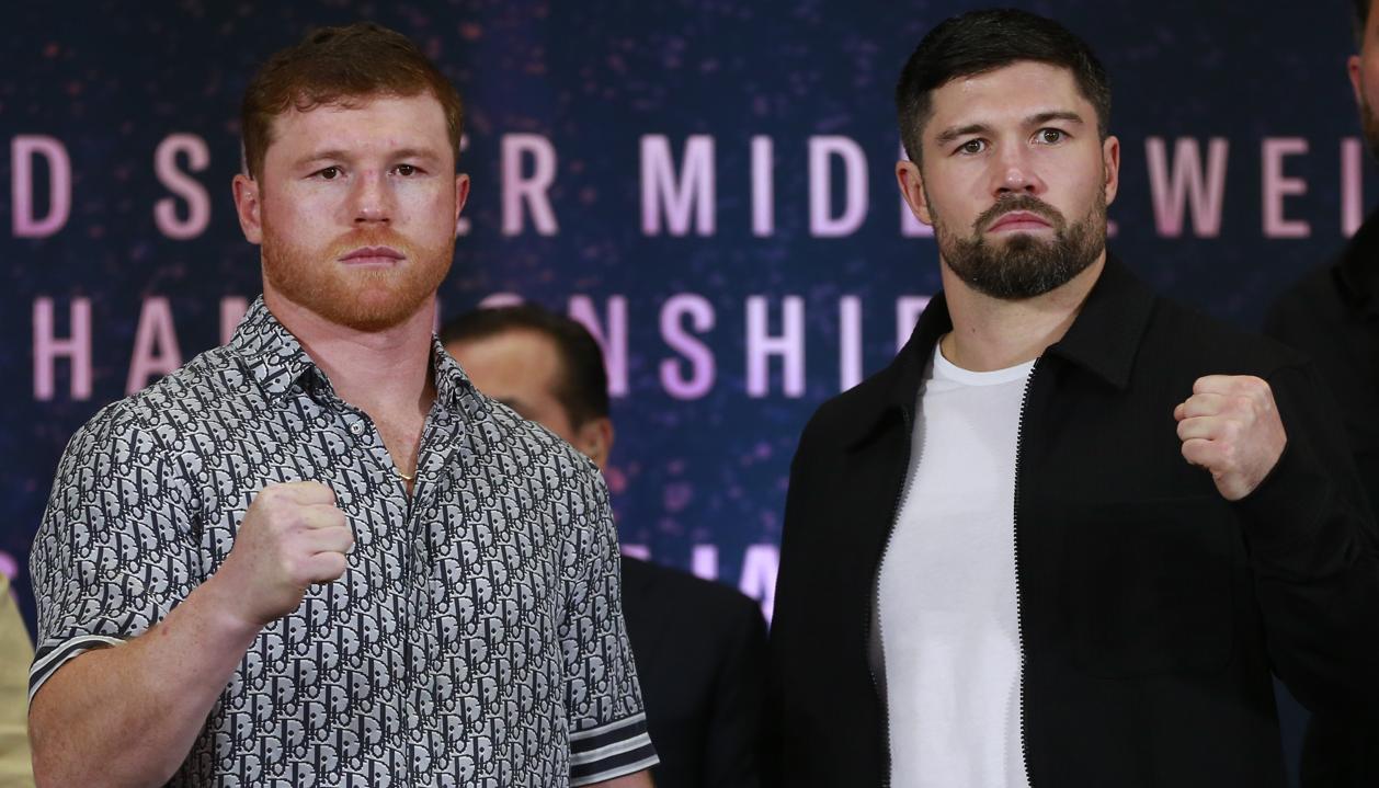 Saúl 'Canelo' Álvarez y John Ryder durante la presentación de su combate en San Diego.