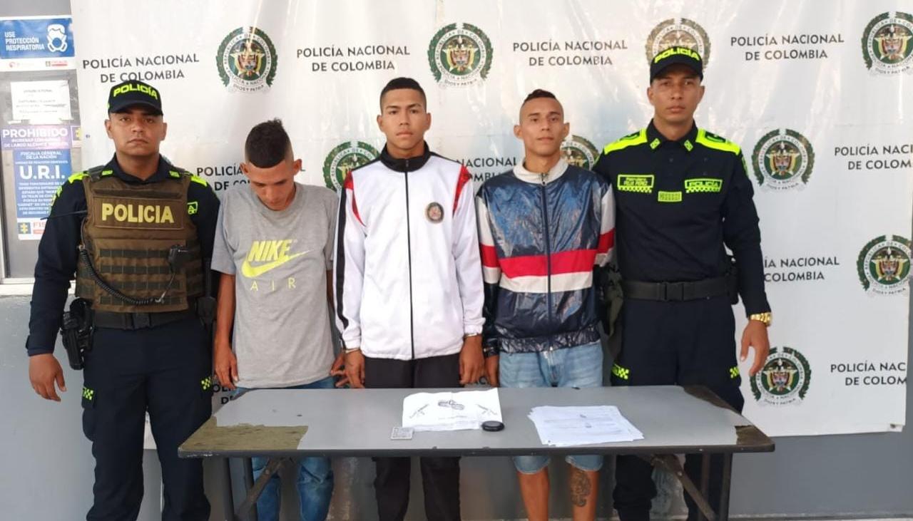 Los tres sujetos capturados con panfletos extorsivos.