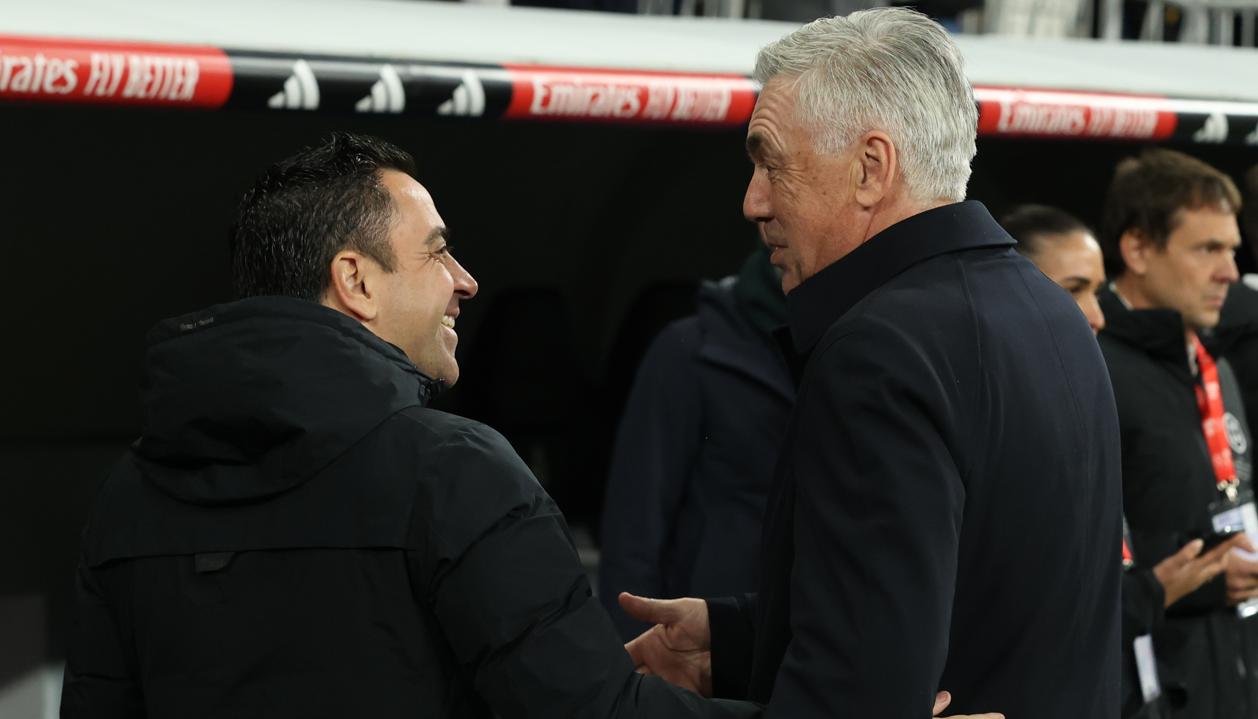 Carlo Ancelotti se saluda con Xavi Hernández, técnico del Barcelona.