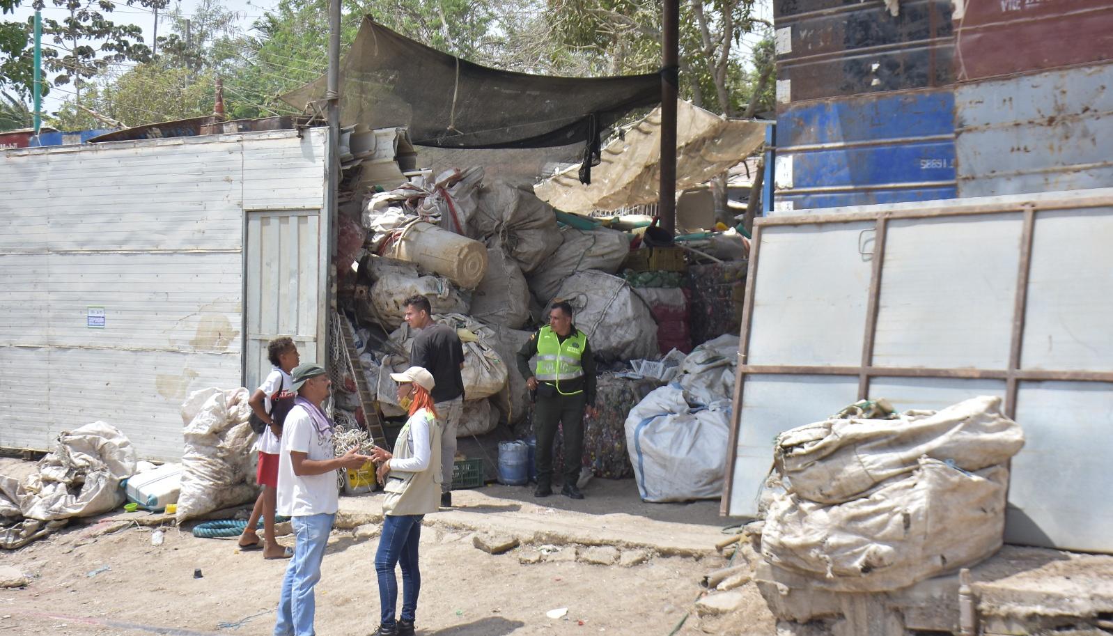 Funcionarios del EPA y Policía Ambiental en los operativos en las tres empresas de Mamonal.