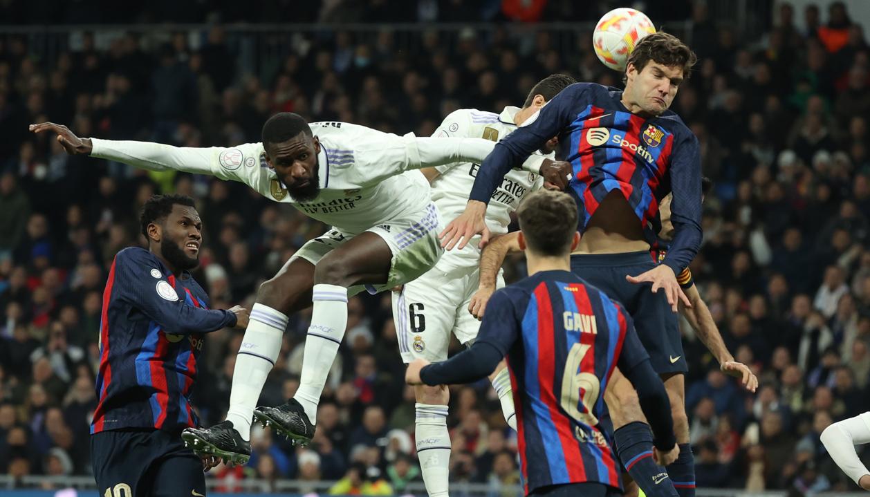 El alemán Antonio Rudiger en un ataque aéreo del Real Madrid.