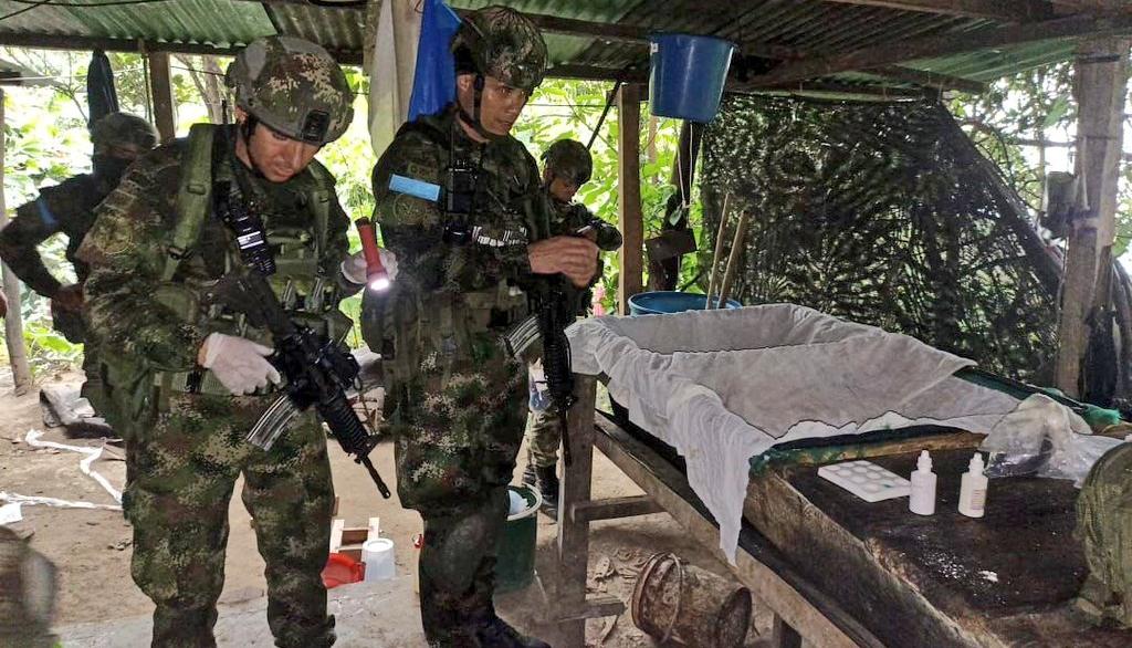 Personal del Ejército en el laboratorio donde hallaron la droga.