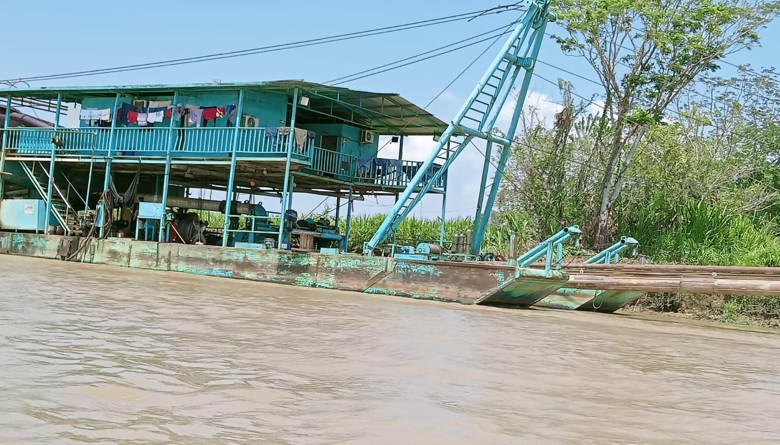 Las dragas trabajando en el Canal de la Esperanza, en La Mojana