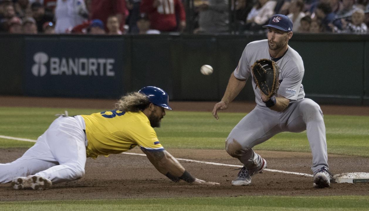 Jorge Alfaro regresa a la inicial tras un intento por ponerlo out de Paul Goldschmidt.