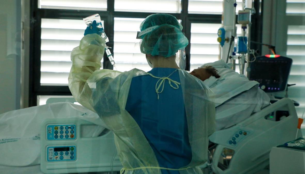 Una enfermera atiende a un paciente en un hospital de Madrid.
