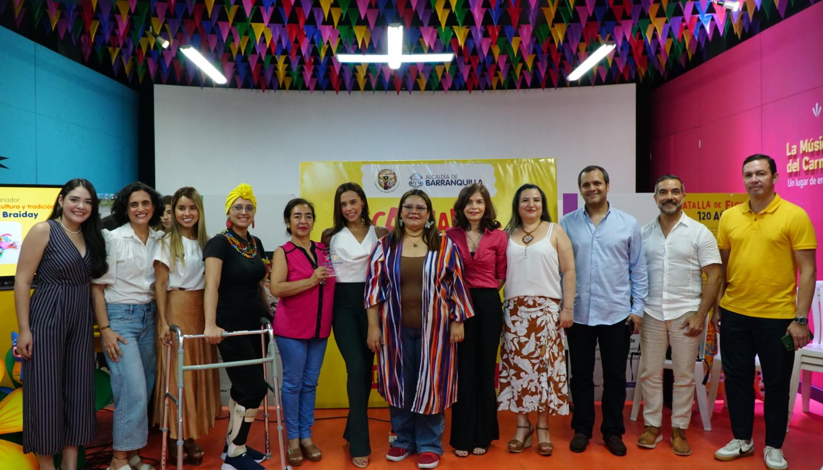 Los organizadores de las ferias 'Emprende como Es' junto a algunos de los microempresarios que participaron.