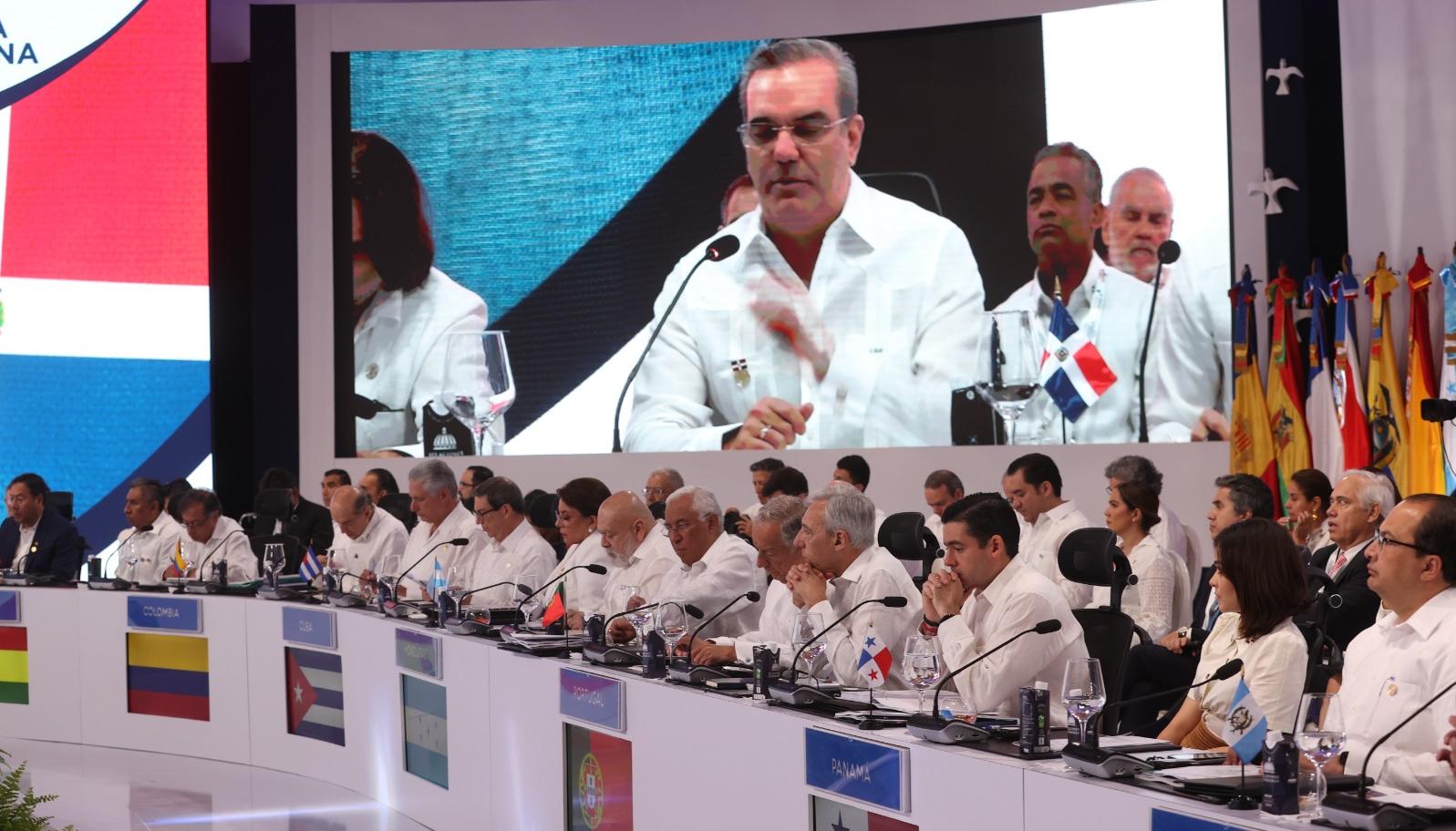 El presidente de la República Dominicana, Luis Abinader habla durante la XXVIII Cumbre Iberoamericana