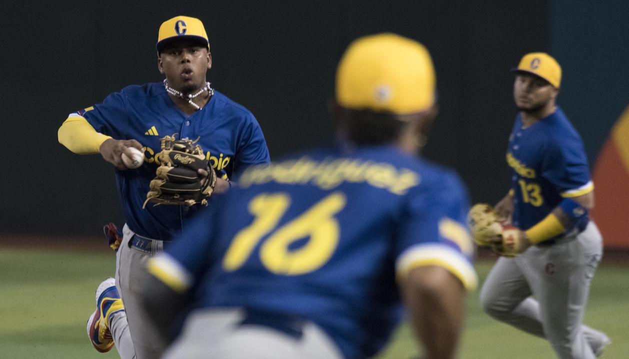 Dayan Frías, paracorto de Colombia, captura la bola en el juego contra Gran Bretaña.
