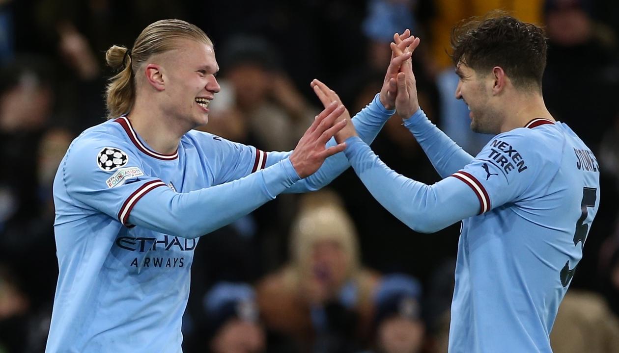 Erling Haaland celebra con John Stones el quinto gol del City.