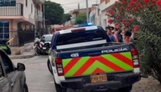 La Policía Metropolitana se hizo presente en la vivienda en la que fueron hallados los dos cuerpos en el barrio Los Calamares