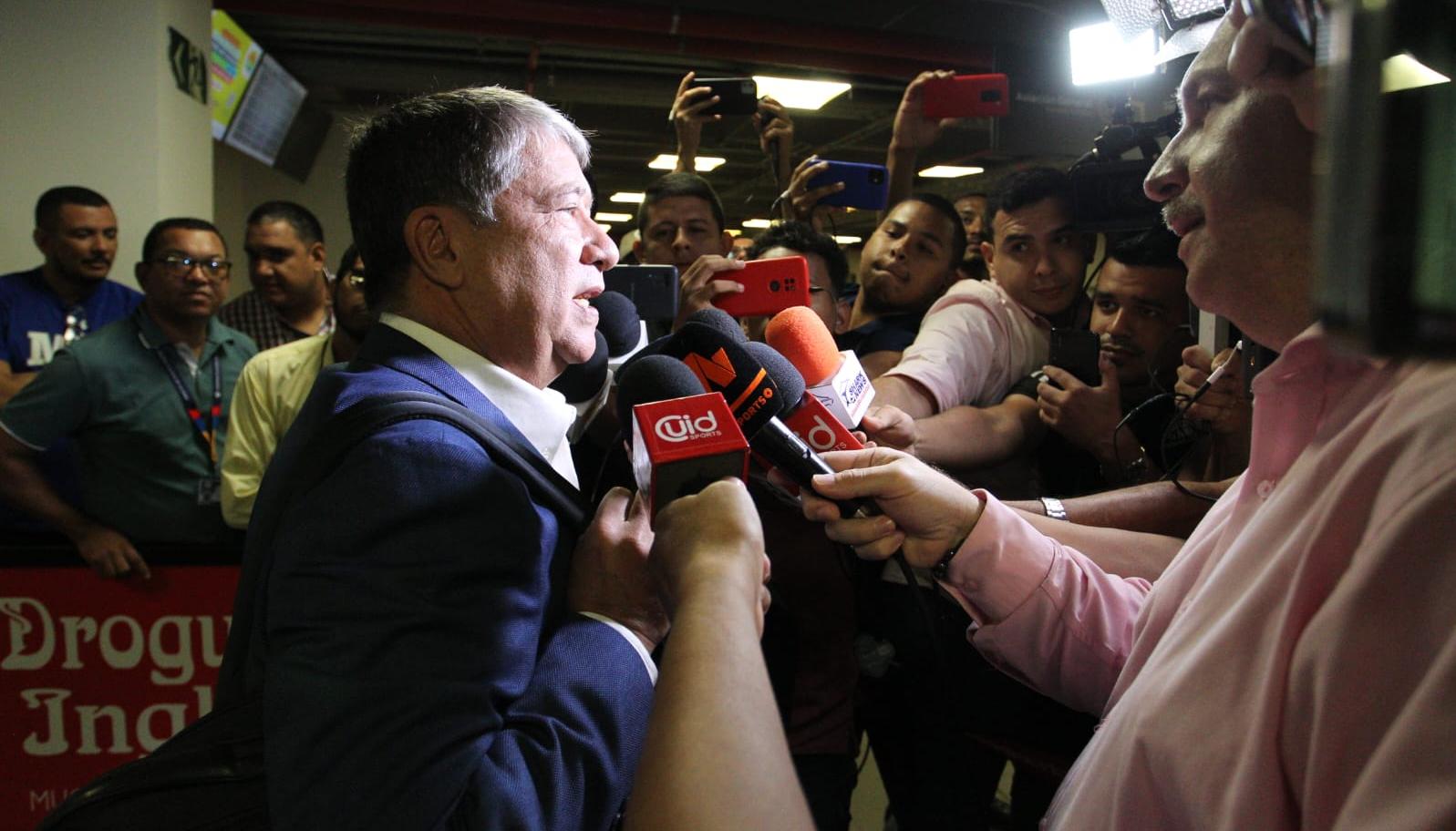 Hernán Darío Gómez atendió a los medios en el aeropuerto Ernesto Cortissoz.