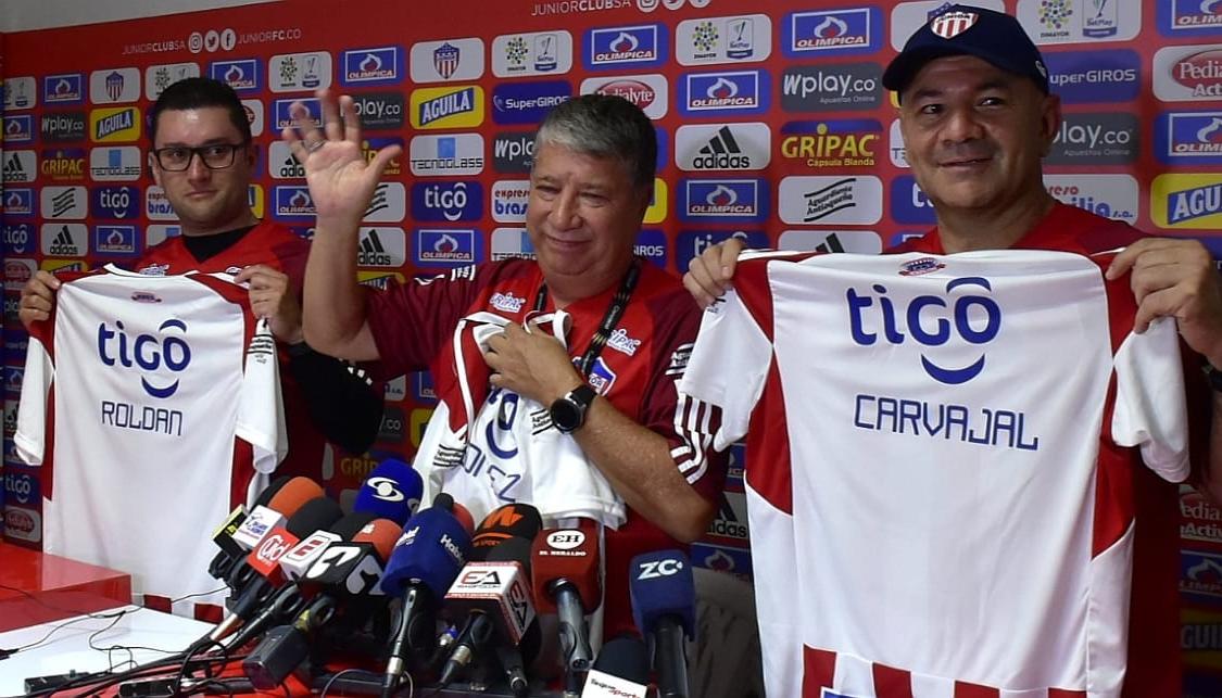 Hernán Darío Gómez junto a Juan Mauricio Roldán y Édgar 'Panzer' Carvajal.
