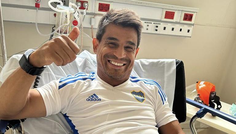 Hugo Ibarra posó sonriente en la habitación donde está internado. 