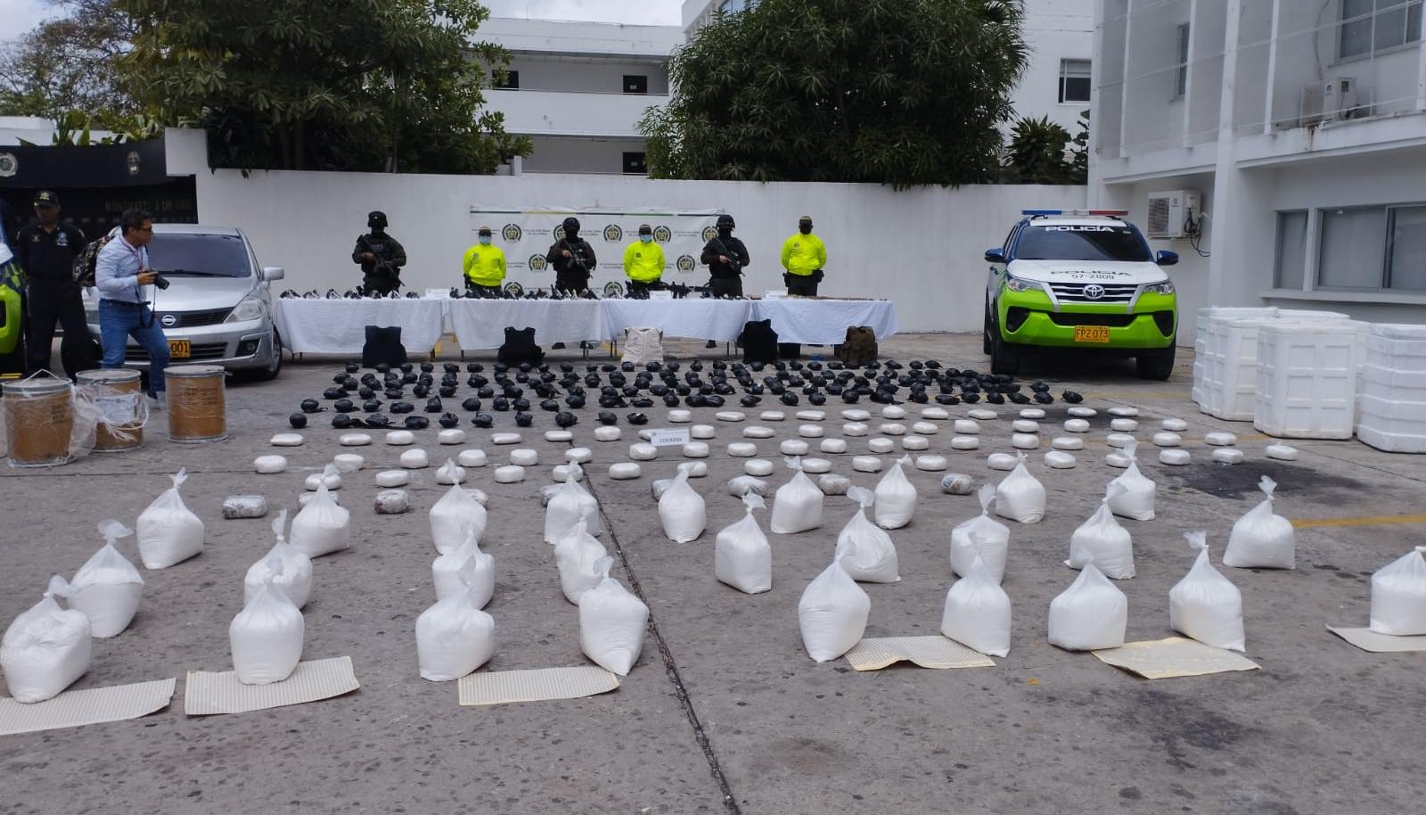La droga y el armamento hallado dentro de la vivienda en el barrio Chiquinquirá. 