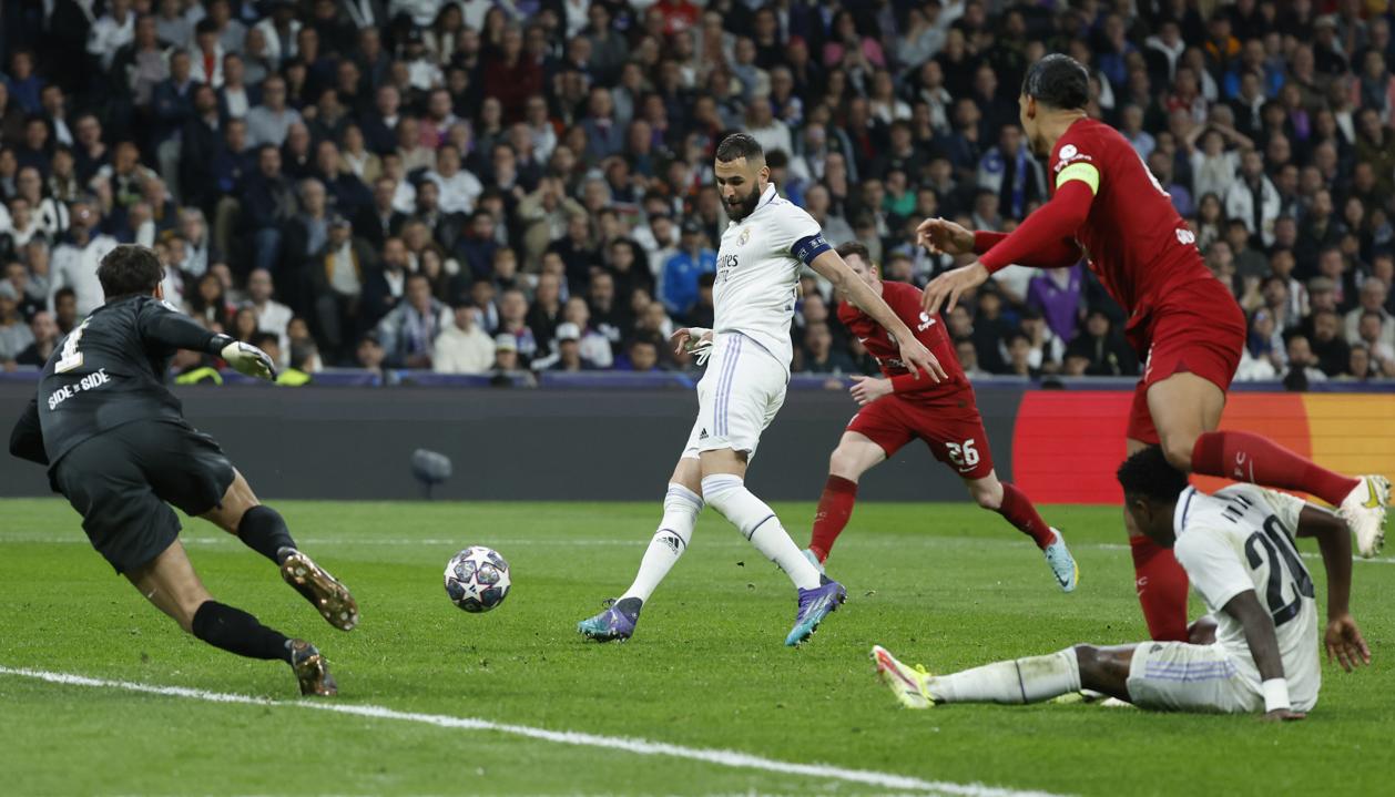 Karim Benzema anota el gol que le dio el triunfo al Real Madrid.