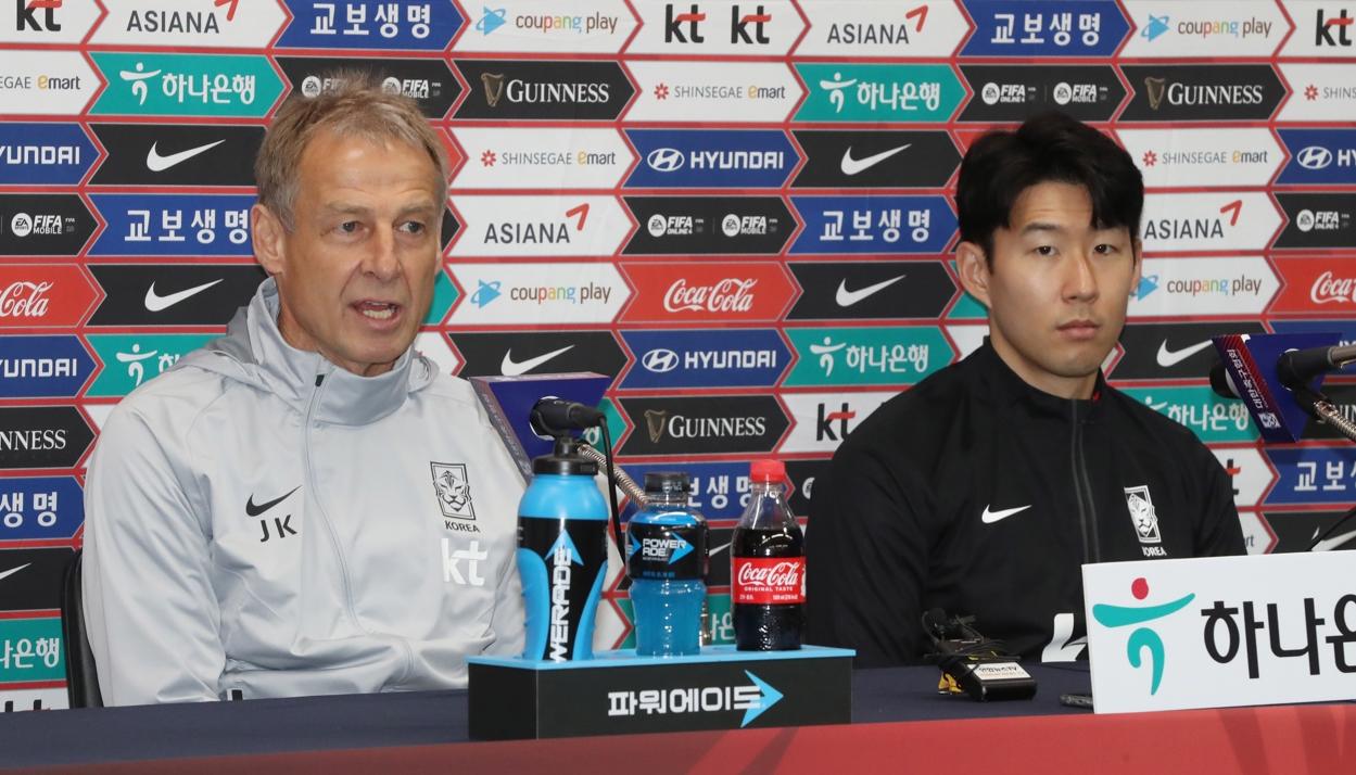 Jurgen Klinsmann en rueda de prensa con el capitán surcoreano Son Heung-min.
