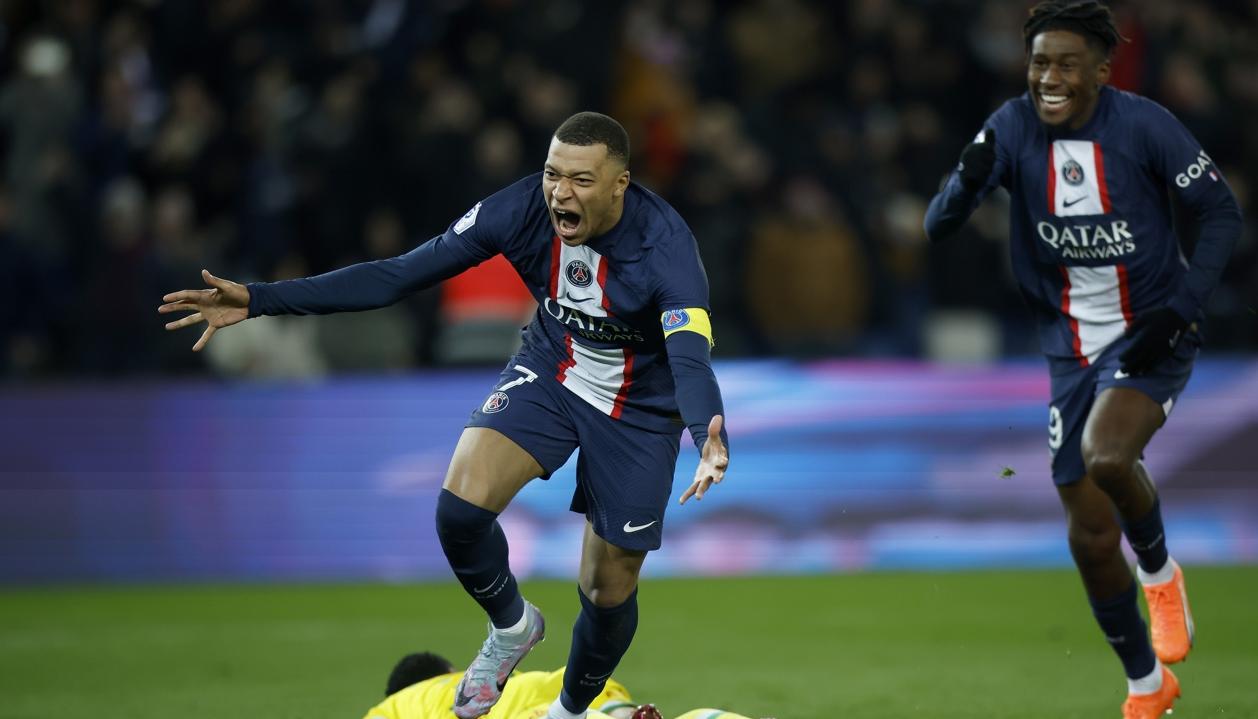 Kylian Mbappé festeja su gol ante el Nantes, cuarto del PSG.