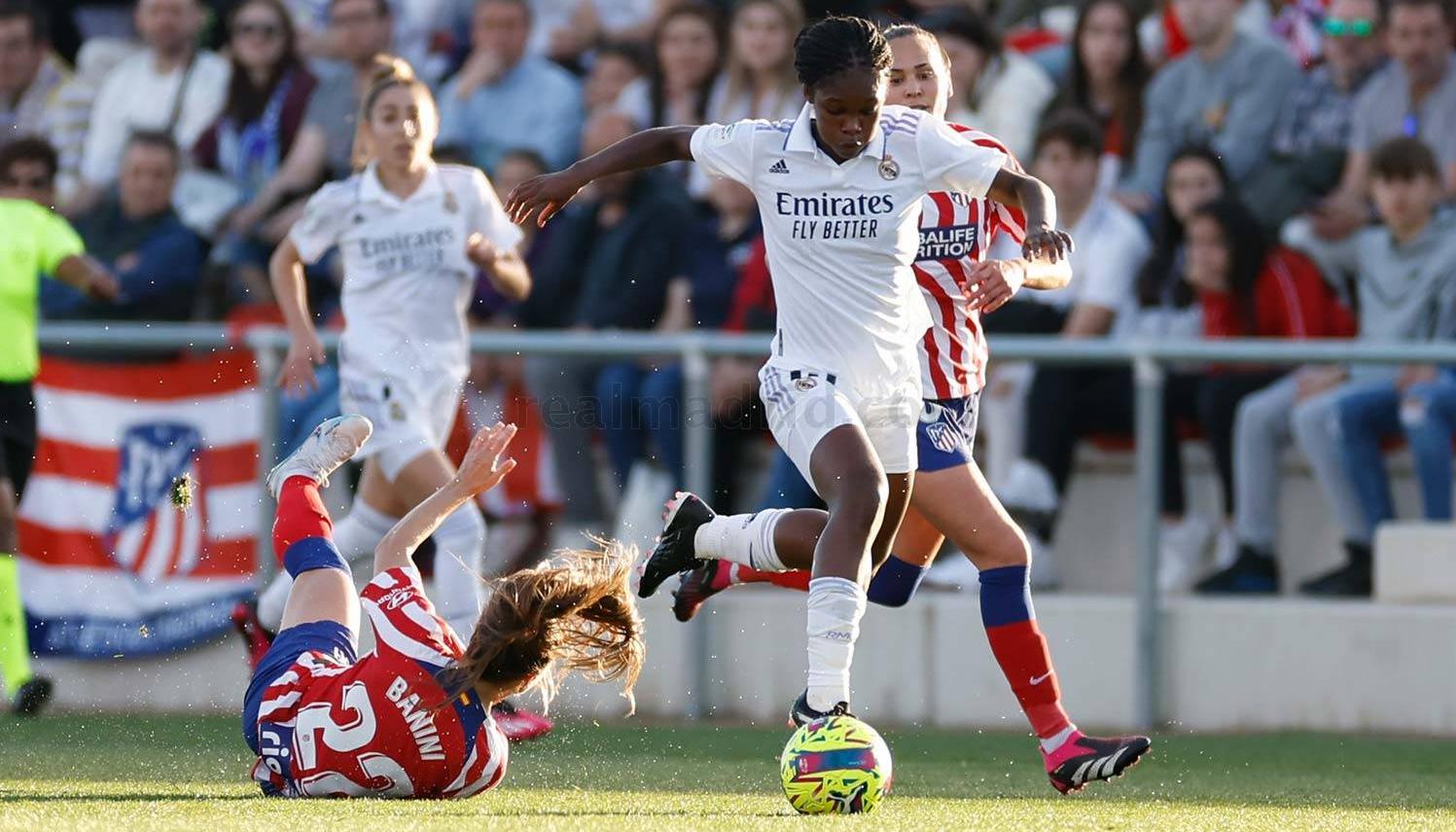 Linda Caicedo deja en el camino a Estefanía Banini durante el derbi madrileño.