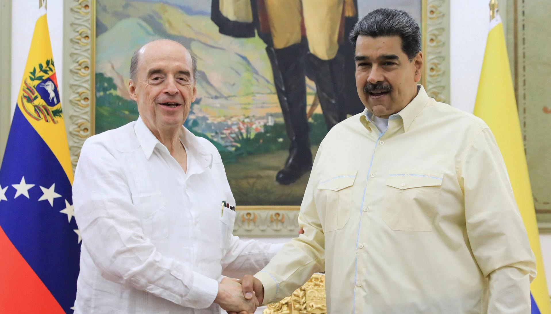 El Presidente Nicolás Maduro estecha la mano al Canciller de Colombia, Álvaro Leyva, en el Palacio de Miraflores.