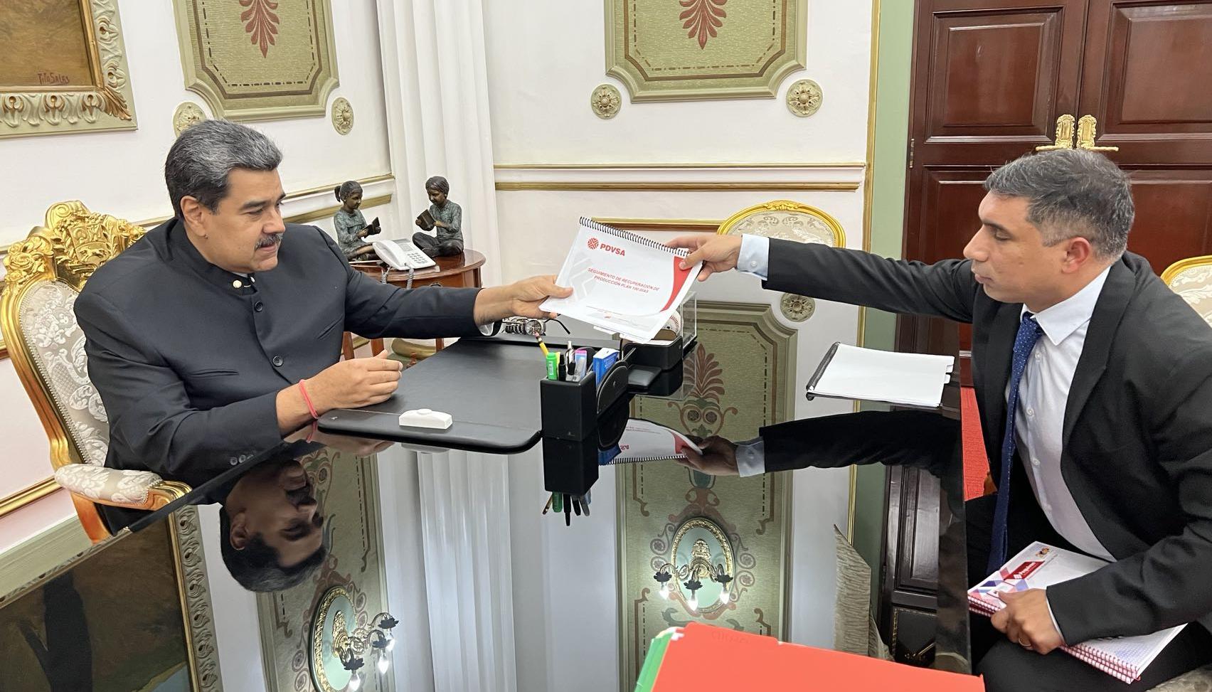Maduro con el presidente de PDVSA, Pedro Tellechea, a quien designó como nuevo ministro de Petróleo.