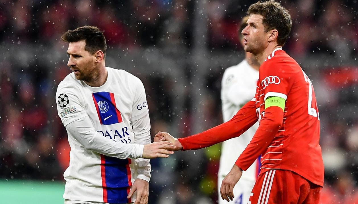 Lionel Messi y Thomas Müller se saludan durante el partido entre el PSG y el Bayern Múnich.  