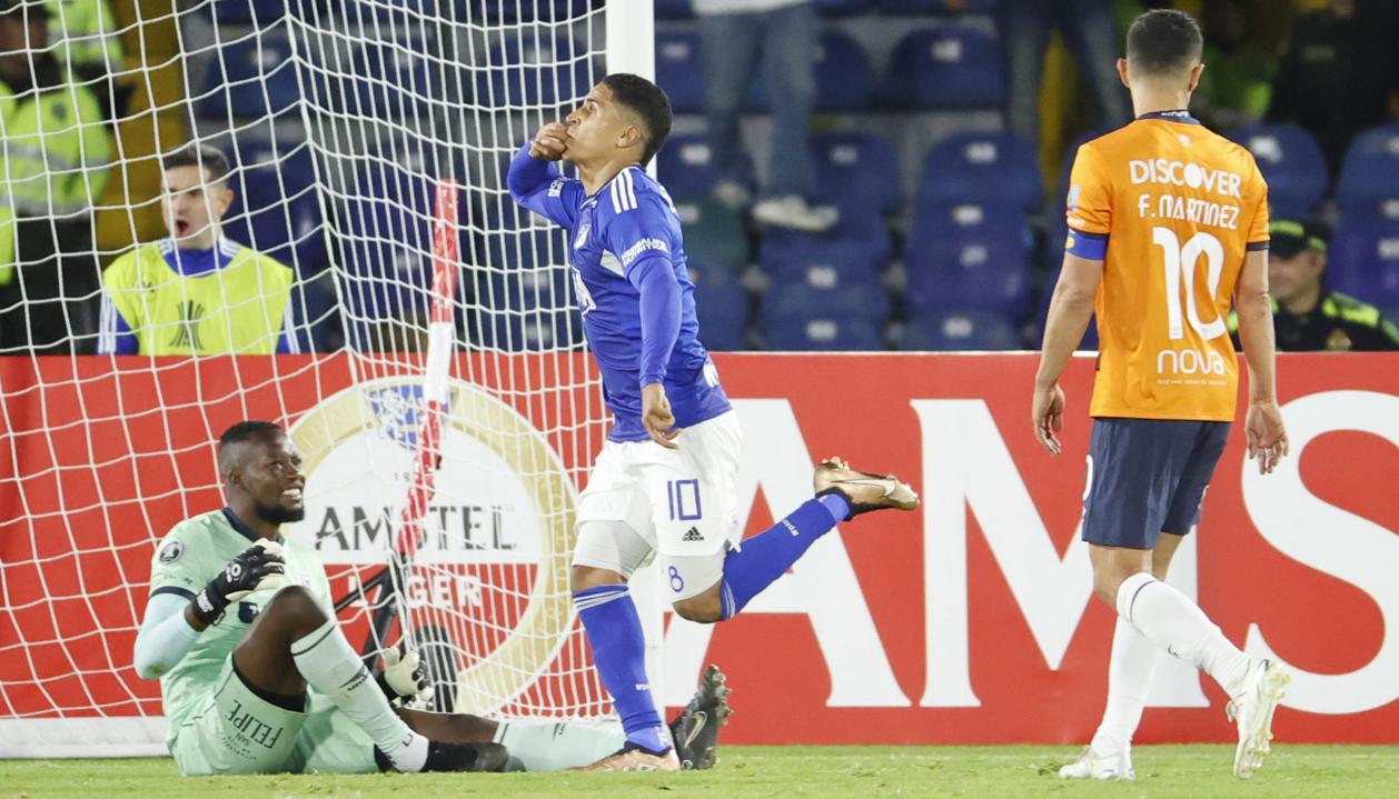 Daniel Cataño festeja el segundo gol de Millonarios ante Universidad Católica.