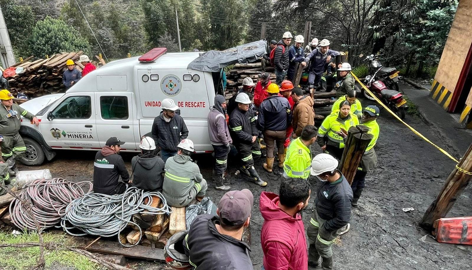 Intensa búsqueda de los cuerpos de los mineros en Sutatusa.