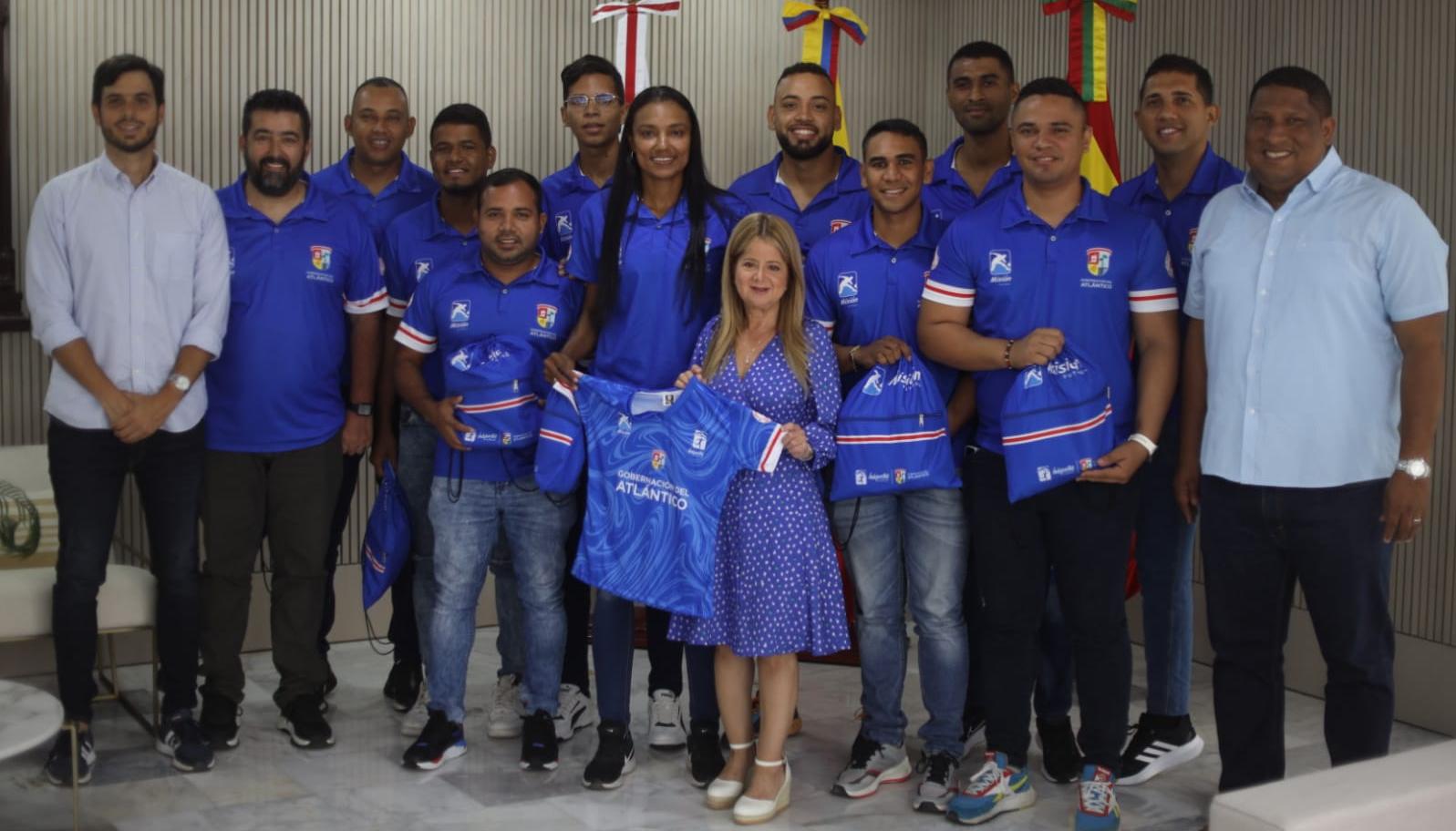 El grupo de entrenadores de 'Misión Fútbol' con la gobernadora Elsa Noguera. 