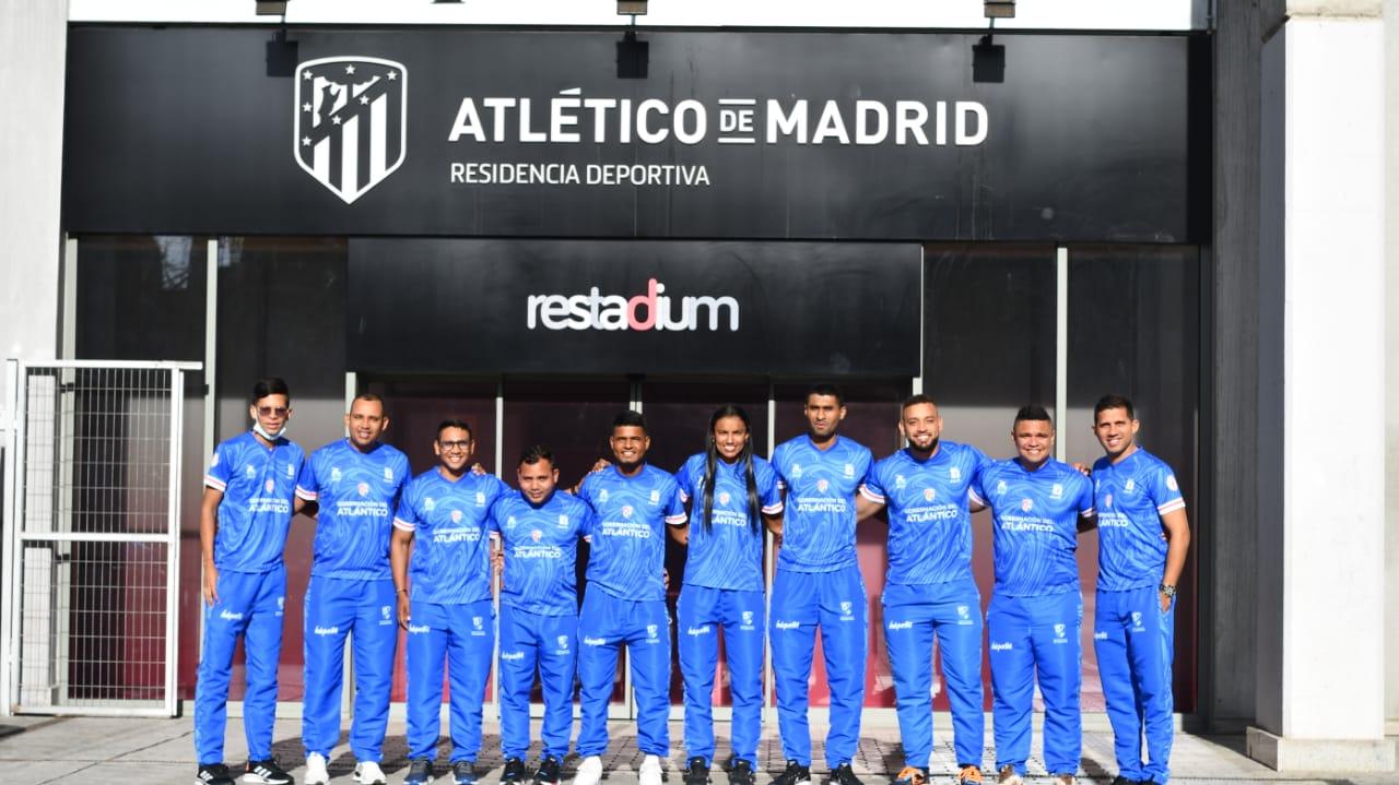Los diez entrenadores del Atlántico en la sede deportiva del Atlético de Madrid.