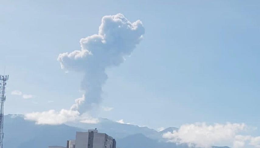 Emisión de cenizas del volcán Nevado del Ruiz.