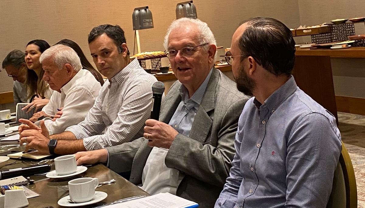 El Ministro de Hacienda en reunión con empresarios en Barranquilla.