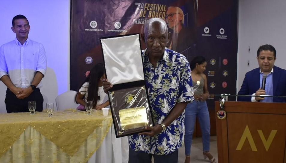 Antonio Cervantes 'Kid Pambelé', con la placa recibida durante su homenaje.