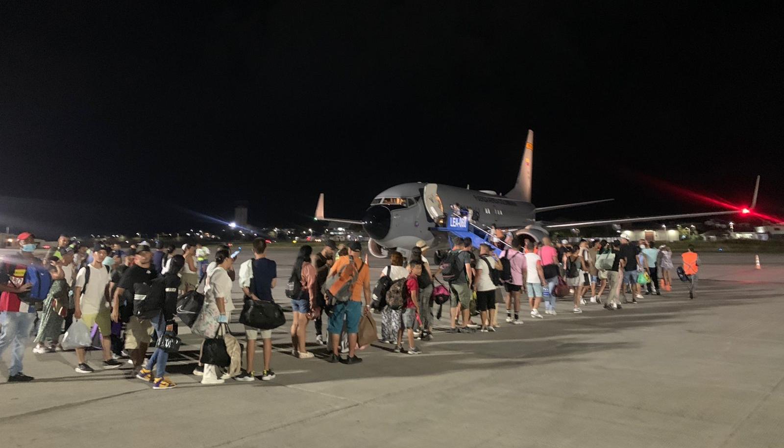 Pasajeros abordando un avión de la Fuerza Aérea Colombiana.