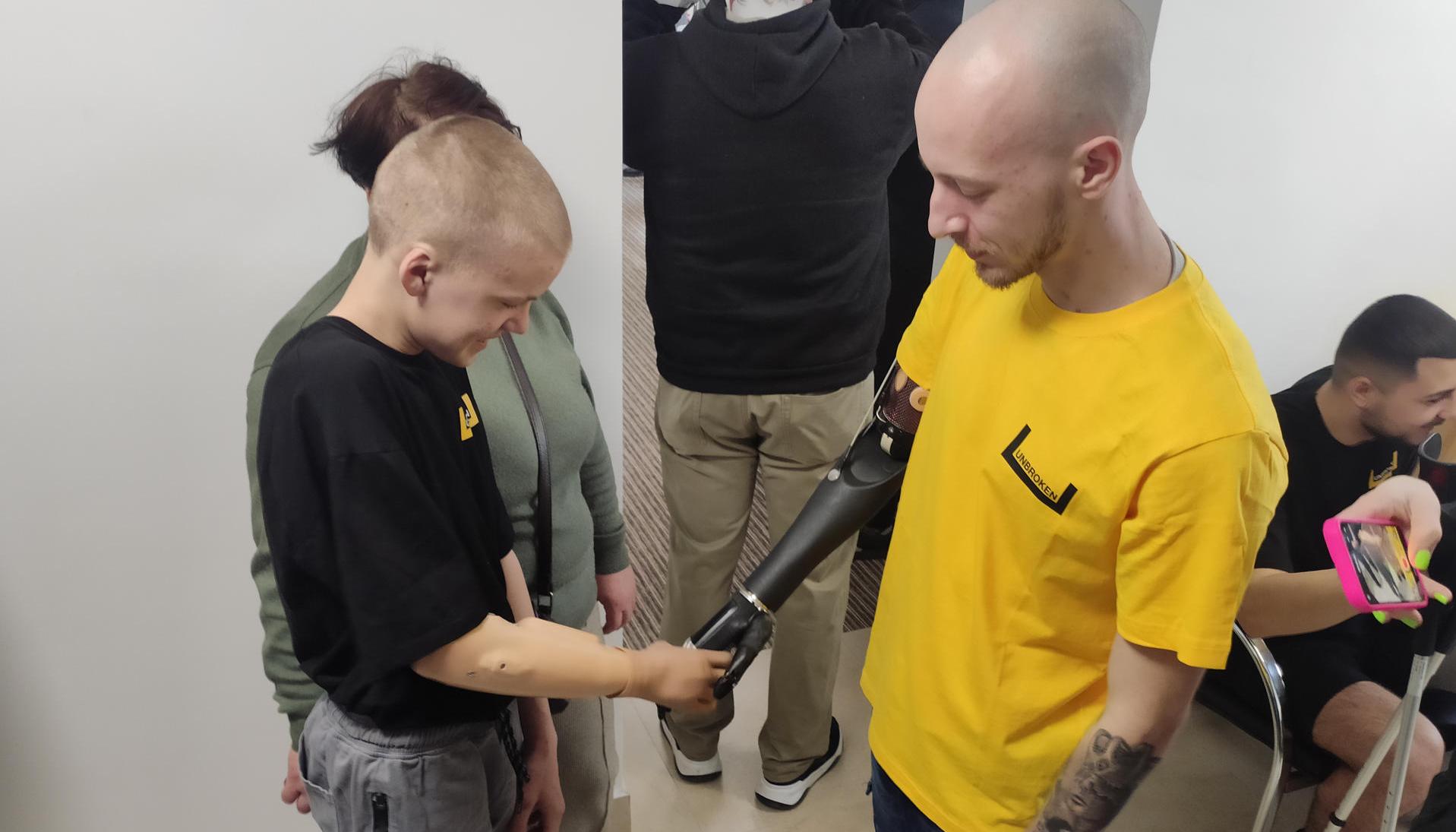 Civiles y soldados ucranianos heridos en la guerra durante una visita al centro de rehabilitación "Inquebrantables" en Leópolis.