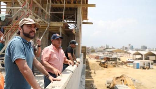 El alcalde Jaime Pumarejo y el secretario de Infraestructura, Rafael Lafont, en el recorrido de este sábado.