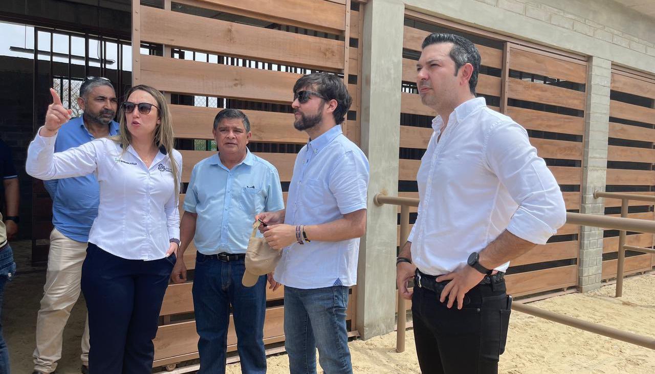 El Alcalde Jaime Pumarejo en el Centro de Bienestar Animal. 