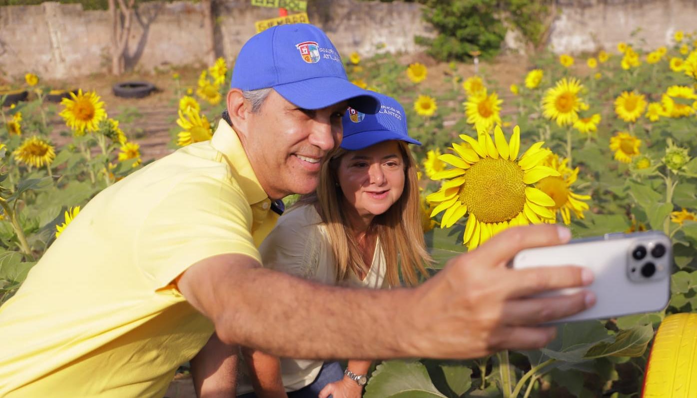 La gobernadora Elsa Noguera se tomó una selfi junto al secretario de Desarrollo Económico, Luis Humberto Martínez.