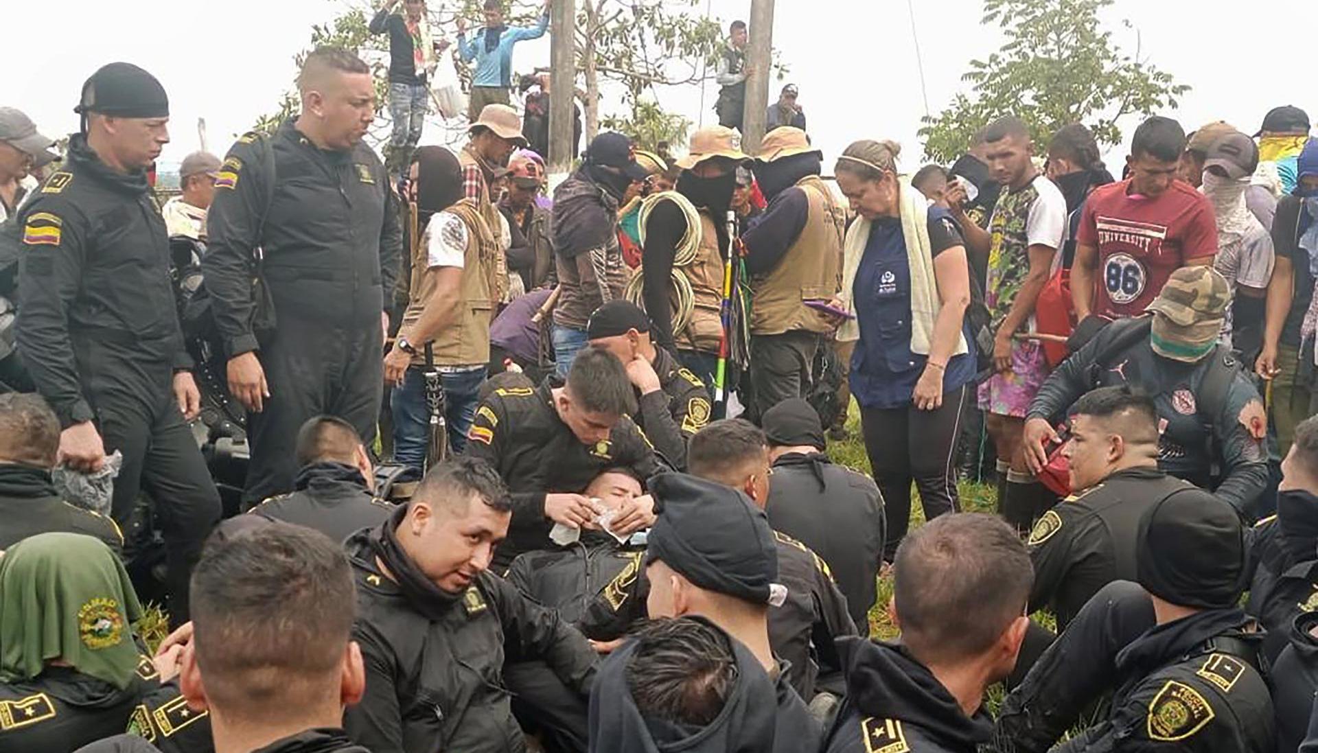 Fueron 76 policías y seis empleados de Emerald Energy los que estuvieron retenidos de manera ilegal por los manifestantes.
