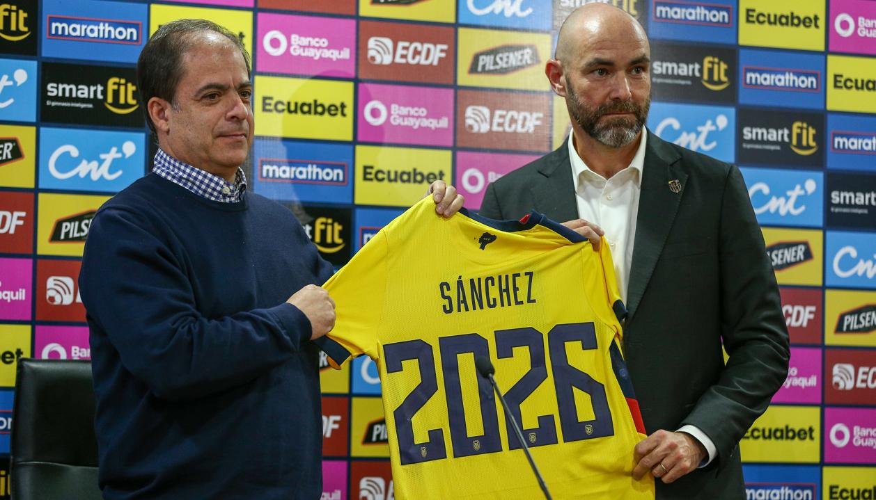 Rodrigo Espinoza, presidente de la Comisión de Selecciones, junto a Félix Sánchez.