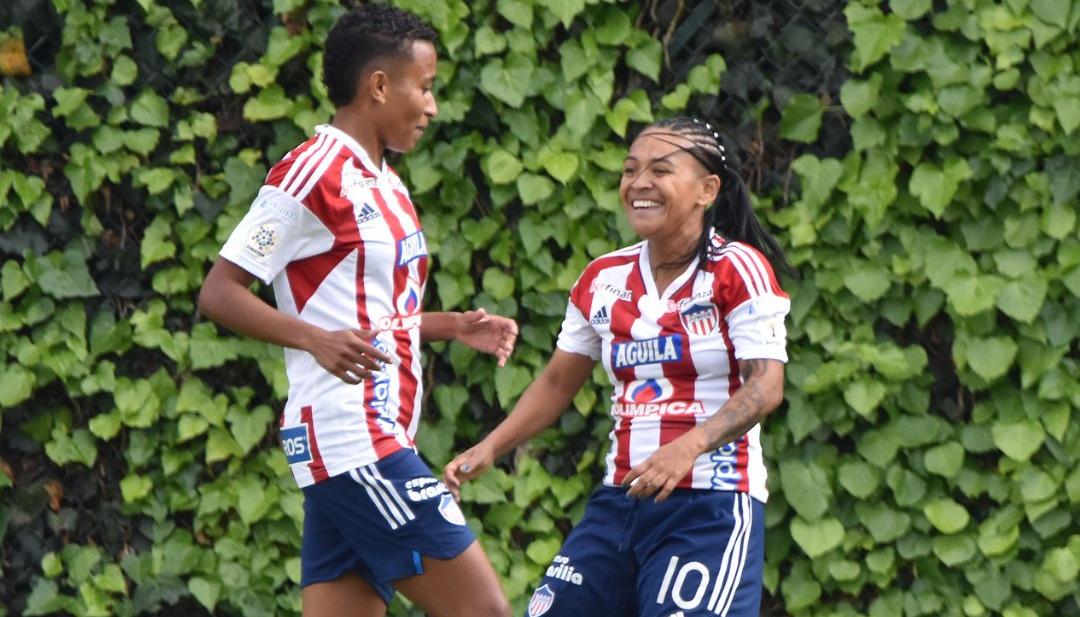 Sindy Constante (derecha) festeja uno de sus goles con Karina Valencia. 