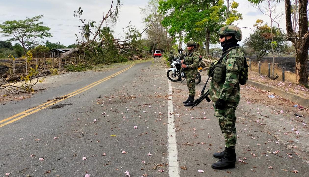 Soldados custodiando las vías en el Bajo Cauca antioqueño.