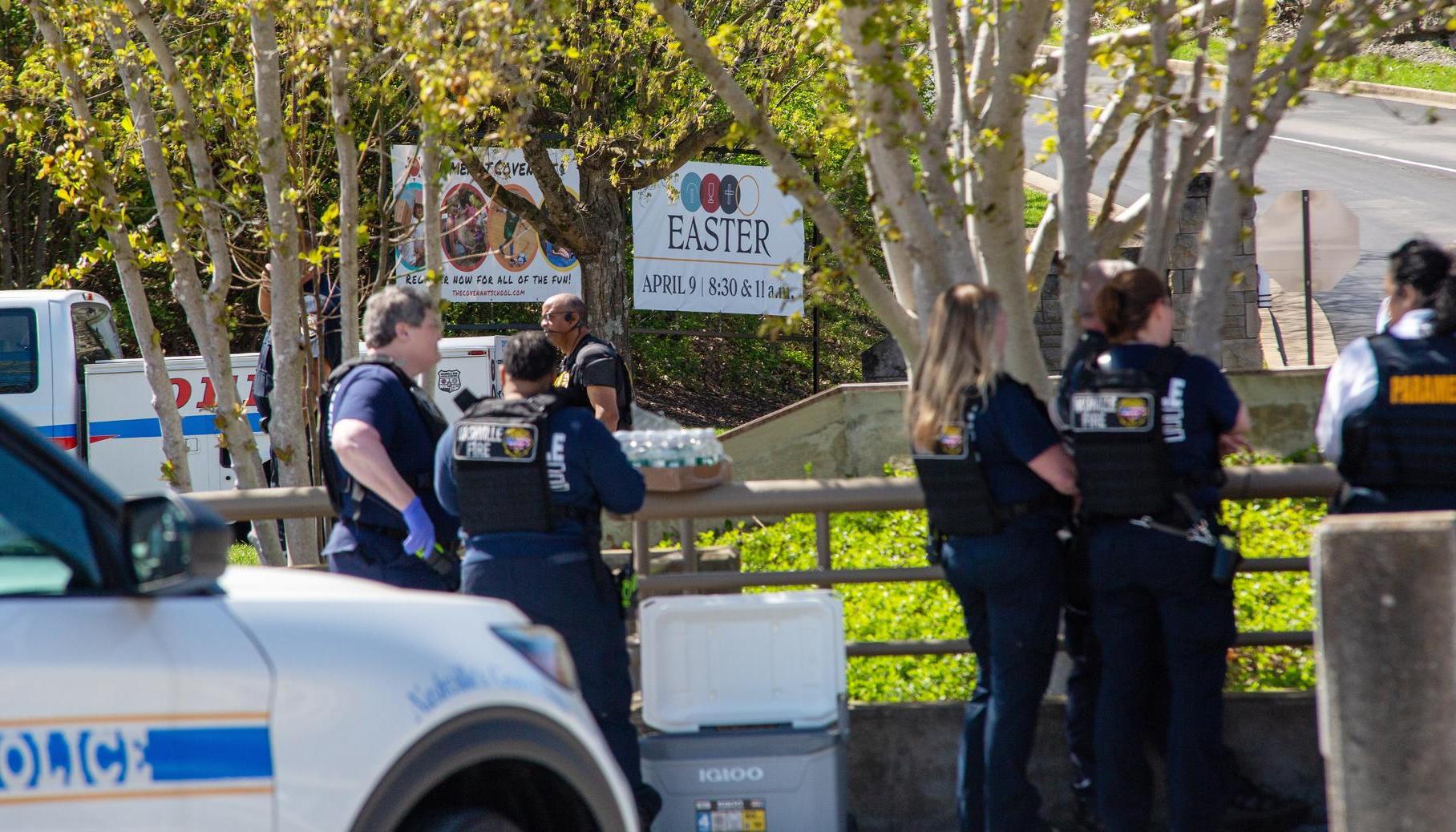 Policías de Nashville custodian las afueras del colegio 'Convenant School' en Nashville 