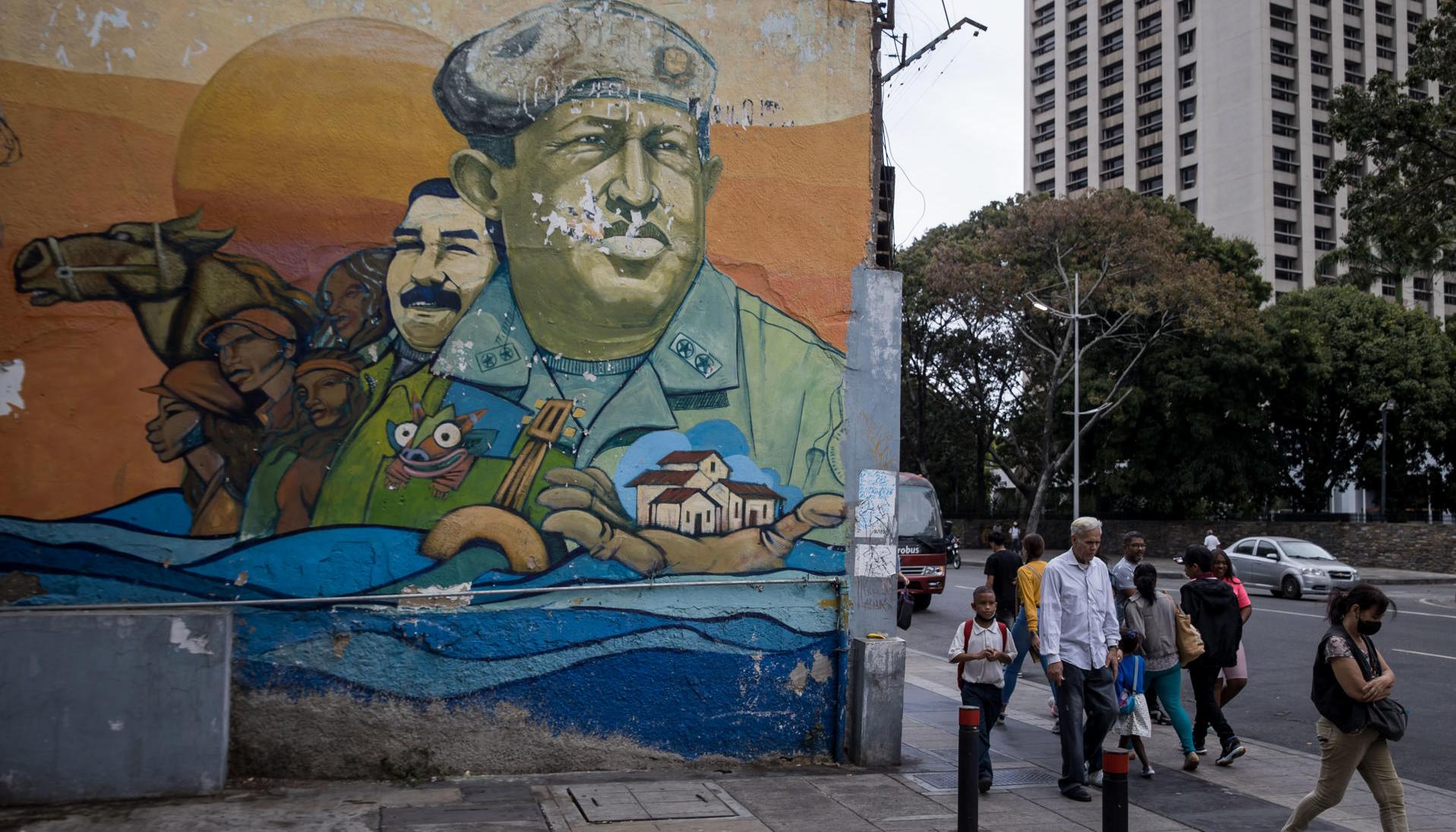 Vista de un dibujo en la pared de un edificio alusivo al fallecido presidente venezolano Hugo Chávez, en Caracas.