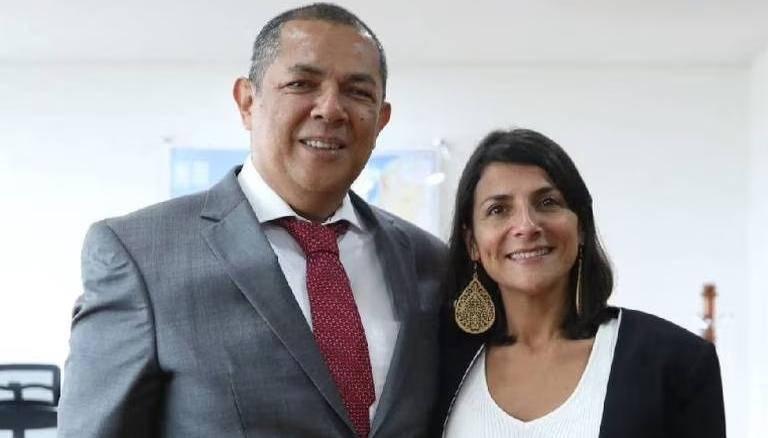 Giovanni Franco Sepúlveda y la ministra Irene Vélez.