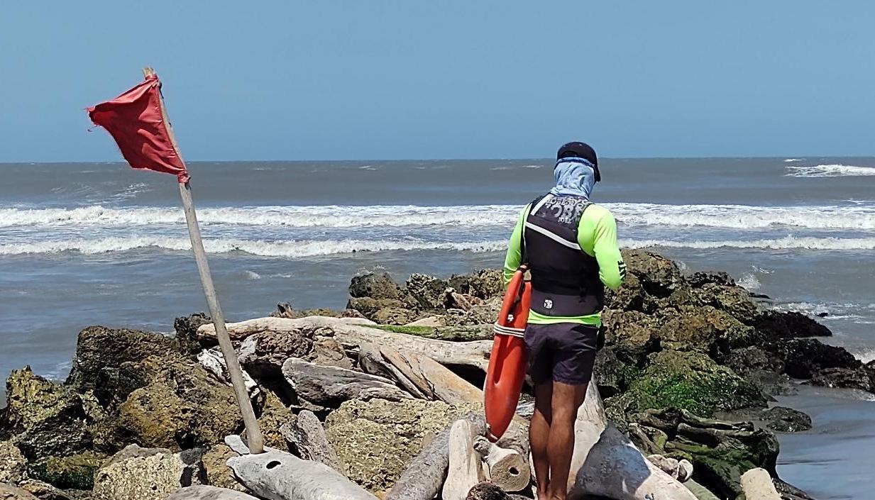 La Dimar pidió a bañistas, navegantes y pescadores tener precaución por vientos fuertes y oleaje alto.
