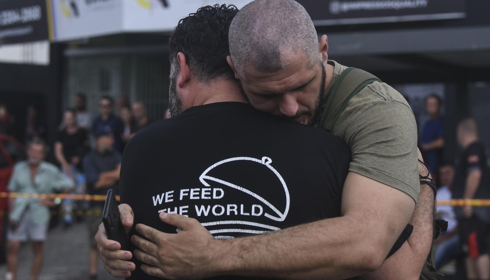 Familiares se abrazan a la entrada de la guardería Cantinho Bom Pastor, donde fueron asesinados varios niños con arma blanca.